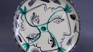 Quatre profils enlacés (1949), assiette par Pablo PIcasso. © HDV Jacques Cœur