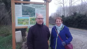 Serge Borderieux et une bénévole de l'association au point de départ du parcours © RCF - Guillaume Martin-Deguéret.