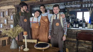 Lucas, à gauche et l'équipe de Papi Jo : un restaurant d'altitude qui vit sa première saison ©2023 RCF Haute-Savoie