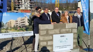 Les élus d'Annecy, du Grand Annecy, et Haute-Savoie Habitat ont posé la prmeière pierre d'un programme de 32 logements à bail réel solidaire, à Pré-Billy à Pringy. ©RCF Haute-Savoie