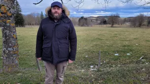 Jean-Luc Chambon, maire de la commune des Vastres devant le site qui pourrait accueillir 5 à 7 éoliennes, au fond derrière la forêt 