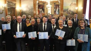 Les représentants d'Alpes-Maritimes Fraternité présentent le calendrier 2023 sur la paix - Photo RCF SCG