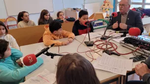 Roger Falcon avec les élèves de l'école publique de Taulhac