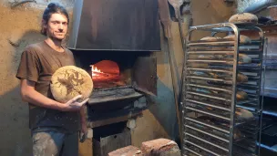 La tradition du feu de bois au fournil Le pain des Lou à Plougastel-Daoulas @ Christophe Pluchon, RCF 2023