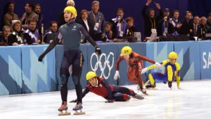 Steven Bradbury est le seul a rester debout et remporte la médaille d'or. 