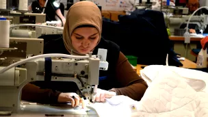 APF Entreprises à Ludres emploie notamment des réfugiés, comme cette couturière. // © Magali Santulli 