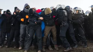 Des activistes climatiques font face à la police parce qu' ils ne veulent pas quitter Lützerath © Aurélien Goubau / Hans Lucas
