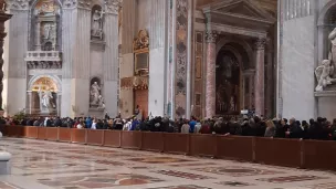 La foule des pèlerins qui s'achemine vers la dépouille de Benoît XVI ©Père Pierre Brun Le Gouest