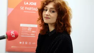 Lila Hajosi fondatrice de l'ensemble Irini dans les studios de Dialogue RCF ©Robert Poulain