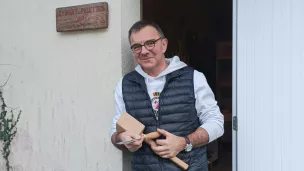 Stéphane Oudar, à l'entrée de son atelier ©RCF Sud Bretagne