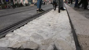 Il s'agit de rendre désagréable aux cyclistes l'emprunt des rails du tramway pour se déplacer histoire de les dissuader - RCF