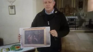 Jean-Christophe Rouxel, maire de La Lande-Chasles et une photo du tableau "L'adoration des mages" avant restauration - ©RCF Anjou