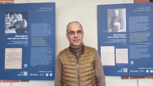 Jean-Pierre Houdu, en charge des relations avec le judaïsme du diocèse d'Angers, pose au milieu de l'exposition Du cri du coeur à la voix des Justes, visible du 5 au 17 janvier 2023 au Centre Saint-Jean à Angers. ©RCF Anjou