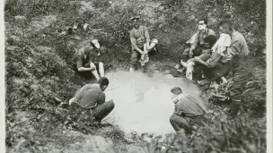 Militaires Français dans un cratère d'obus © Archives départementales