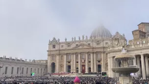 La foule place Saint Pierre pour les obsèques du pape émérite Benoît XVI ©RCF