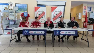 Joueurs, entraineurs et dirigeants du FC Chamalières en conférence de presse