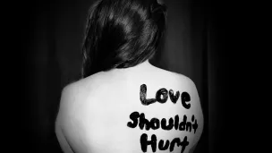 slogan "Love shoudn't hurt" - © Sydney Sims via Unsplash