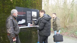 ®RCF Anjou - Un QR code en cours d'installation devant un bunker de Pignerolle