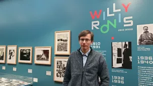 Le photographe humaniste Willy Ronis au musée de Pont-Aven avec Ronan Guinée, chargé du fonds Willy Ronis à la Médiathèque du Patrimoine et de la Photographie @ Christophe Pluchon, RCF 2023