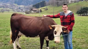 Baptiste Prudhomme, 19 ans, va vivre son tout premier salon, avec sa vache Abondance de 3 ans ©Victorien Duchet/RCF Haute-Savoie 