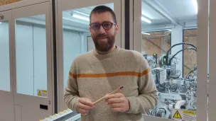 Alexis Godicheau, cofondateur de l'entreprise J'aime mes dents !, qui a relocalisé sa production de brosses à dents au Plessis-Grammoire depuis décembre 2022 ©RCF Anjou