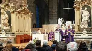 Mgr Centène prononce son homélie, le diacre François Gouthe transcrit en langue des signes ©RCF Sud Bretagne