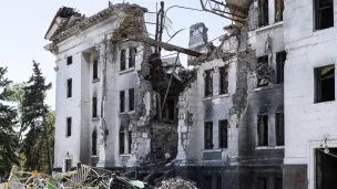 Vue extérieure du théâtre dramatique de Marioupol complètement détruit lors de bombardements. © Eric VAZZOLER / Zeitenspiegel / Hans Lucas.