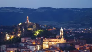 La statue Notre-Dame de France surplombe la Cathédrale et la ville du Puy-en-Velay