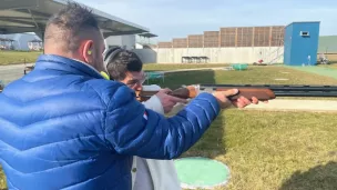 Notre journaliste Hugo Sastre en train d'essayer un fusil pour toucher une plateau d'argile à 60 mètres. ©Lorène Daudet