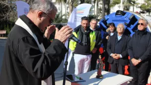Le père Guy Largillière fait la bénédiction d'un micro-tunnelier à Cannes - RCF