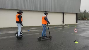 L'association E-Riders Angers organise des sessions de prévention routière pour les usagers de trottinettes électriques et de gyroroues. ©RCF Anjou