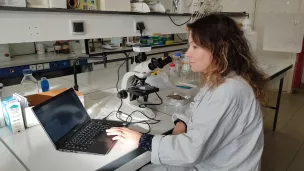 La chercheuse Amélie Châtel et ses collègues du laboratoire Biosse ont trouvé des microplastiques dans tous les prélèvements d'eau et de sédiments de l'expédition Loire Sentinelle. ©RCF Anjou