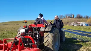 Tristan L., encadrant technique sur son tracteur, en compagnie de Nicolas Boutry - © Le Prado