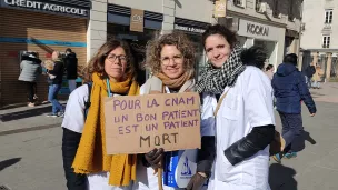 Lundi 27 février 2023, près de 150 médecins généralistes ont défilé dans le centre-ville d'Angers pour dénoncer "la destruction du système de santé français". ©RCF Anjou