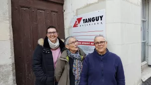 Emilie Martin, coordinatrice du programme "Chauffe-toi", Marie-Odile, bénévole au Secours catholique, et Sophia, propriétaire d'une passoire thermique à Beaufort-en-Vallée, devant le permis de construire pour ses travaux de rénovation ©RCF Anjou