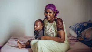 Revue Projet / Femme exilée en compagnie de son enfant dans un Centre d’accueil de demandeurs d’asile (Cada), à Béziers © Nathalie Bardou/La Cimade