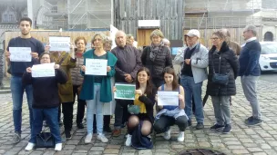 Manifestation de fidèles devant l'évêché d'Angers en 2022 à l'appel du collectif "Agir pour notre Eglise" - ©RCF Anjou