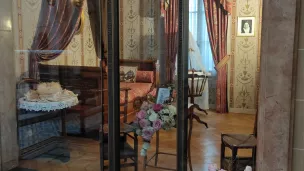 La chambre natale de Thérèse, vue de la chapelle attenante dans la maison des Martin à Alençon. © Véronique Alzieu 