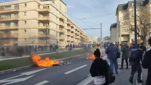 Mardi 28 mars 2023 à Angers, la manifestation contre la réforme des retraites a été émaillée de feux de poubelles, comme ici rue Pierre-Lise. © RCF Anjou 