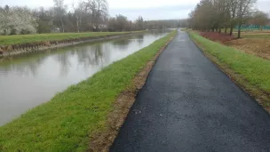 Des travaux ont noatamment été réalisés ici à Beffes sur la canal latéral à la Loire. © RCF - Guillaume Martin-Deguéret.