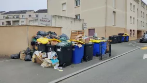 Après neuf jours de blocage du centre de tri des déchets, les trottoirs de l'agglomération d'Angers (ici à Angers le 21 mars 2023) croulent sous les poubelles. ©RCF Anjou