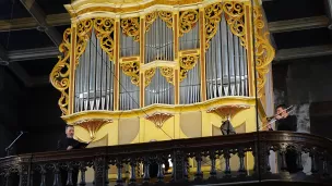 Les deux musiciens autour du grand orgue de St-Louis (© MT pour RCF42)