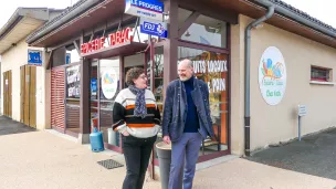 Nathalie Fumas et son conseiller CCI Thierry Tollon devant l'épicerie-tabac de Sulignat - © Johan Lévêque