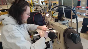 Elève en bac pro maroquinerie au lycée Blaise-Pascal à Segré, Laélie Barbé dispute la finale régionale des Olympiades des métiers les 3 et 4 mars 2023 à Angers ©RCF Anjou