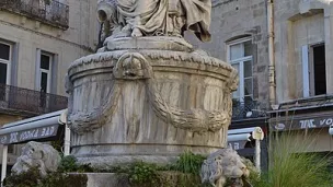 Wikimedia Commons - la fontaine de la préfecture à Montpellier