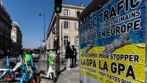 Aux quatre coins du monde, les opposants à la GPA se mobilisent. Ici, des affiches dans Paris / Crédit photo : Karim Daher / Hans Lucas