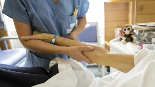 Unité de soins palliatifs à la maison médicalisée Jeanne Garnier. Des massages sont proposés aux patients. Paris (75), 11 juin 2018 © Corinne SIMON / Hans Lucas