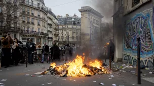 9e journée de mobilisation intersyndicale contre la réforme des retraites. Feu de poubelles, lors de la manifestation. Paris, 23 mars 2023. © Corinne SIMON / Hans Lucas