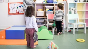 Deux bébés jouent dans un lieu d’accueil © Elodie ARROYO / Hans Lucas