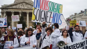 Manifestation de médecins à Paris, le 5 janvier 2023, pour demander la revalorisation de la consultation. Crédit photo : Myriam Tirler/Hans Lucas